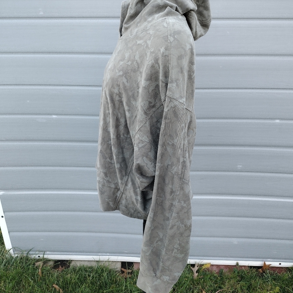 Athleta green camo Farallon sweatshirt hoodie large Tall  athleisure loungewear. - Picture 3 of 11